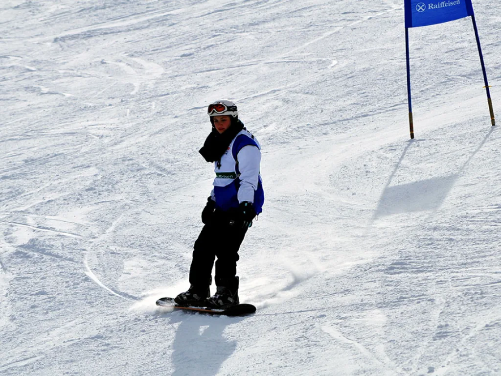 Snowboarder auf der Rennstrecke zwischen den Toren.